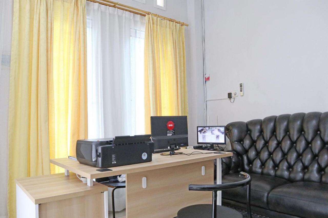 Hotel Oyo 1649 Grya Lavinsa Padang  Esterno foto
